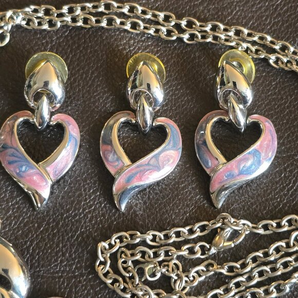 Heart-shaped necklace & earring SET. Enamel detailing on silvertone. Vintage. - Picture 6 of 9